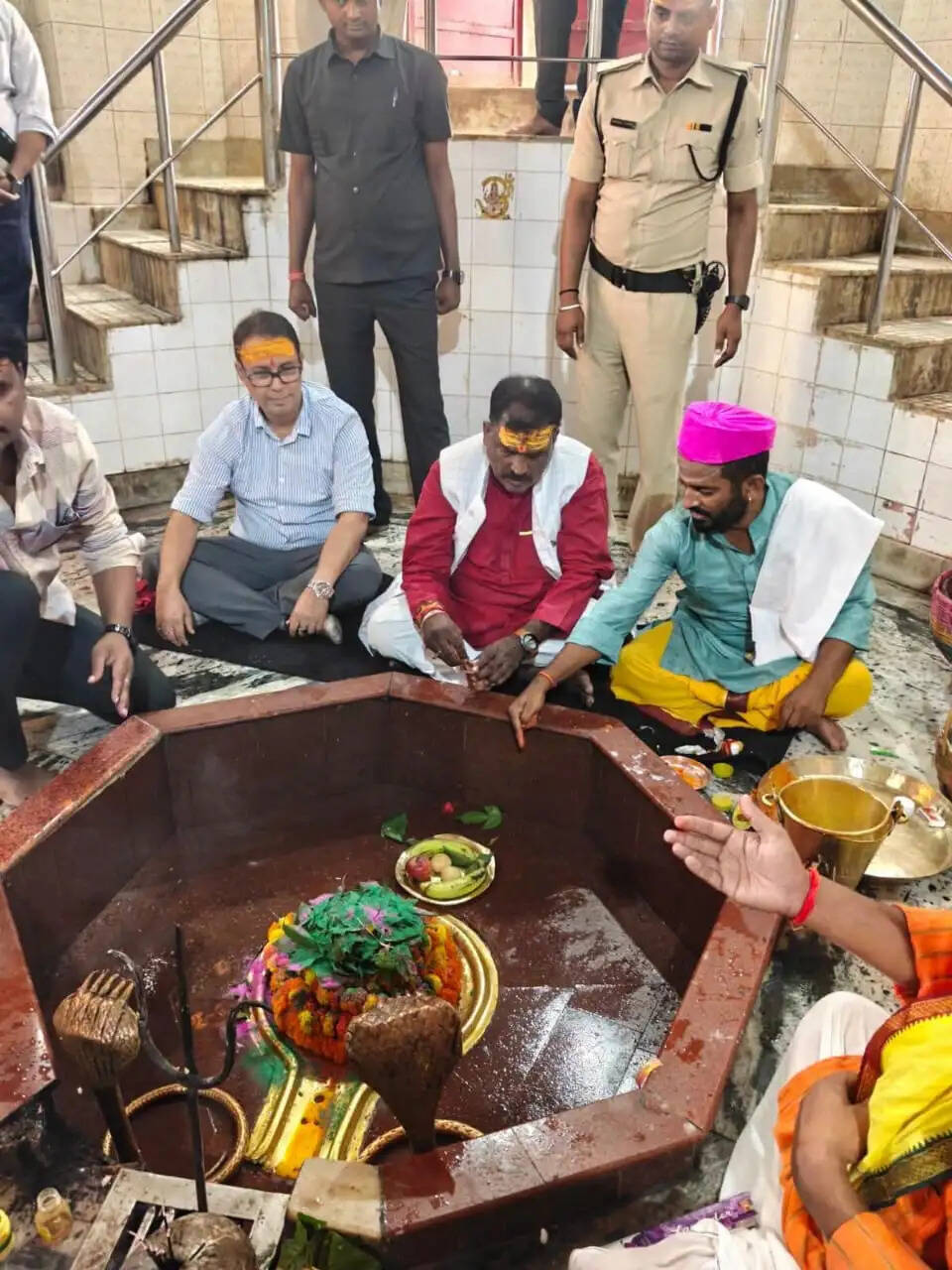 बाबा तिलहेश्वर स्थान पहुंचे मंत्री केदार प्रसाद गुप्ता, विकास एवं सौंदर्यीकरण कार्यों का लिया जायजा