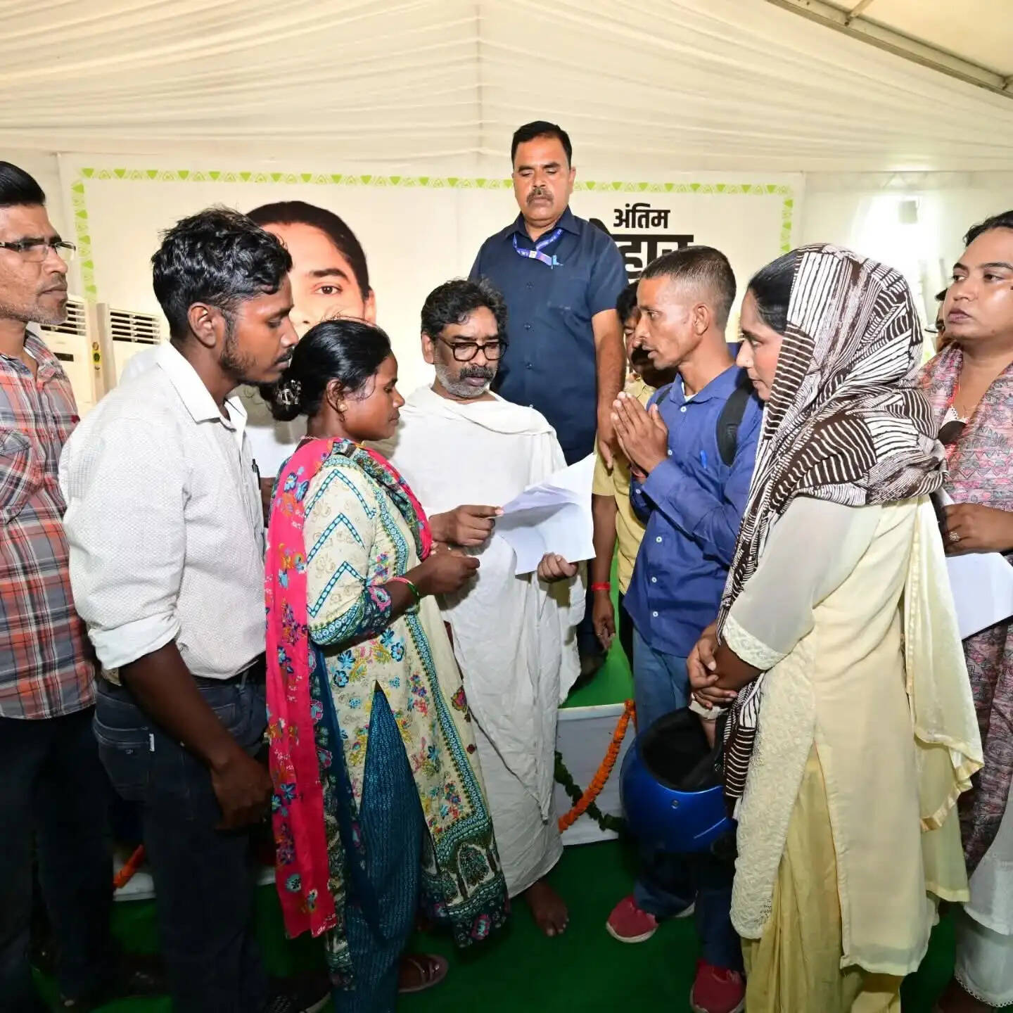 मां के निधन के बाद मुख्यमंत्री को संत्वाना देने पहुंच रहे पूरे राज्य से लोग