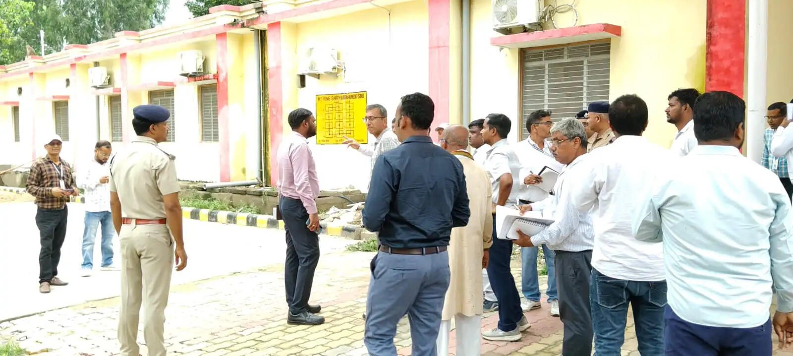 देवरिया : डीआरएम आशीष जैन ने किया सलेमपुर रेलवे स्टेशन का निरीक्षण, निर्माण कार्यों की गुणवत्ता पर जताई नाराजगी