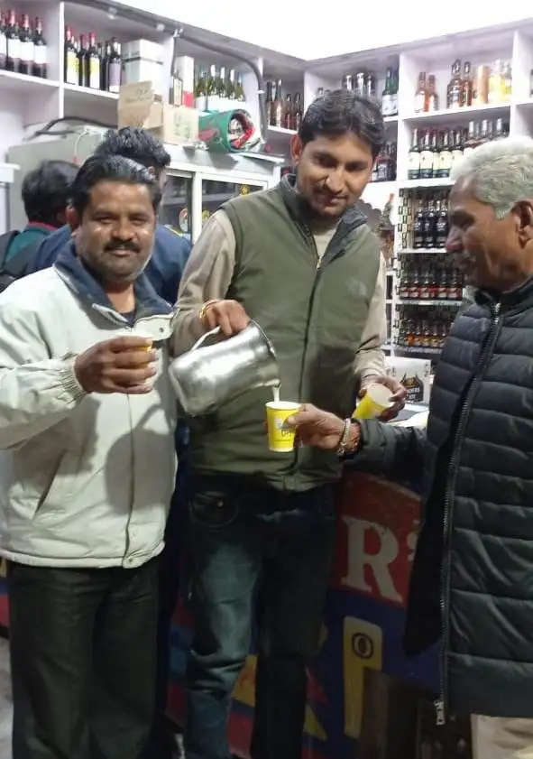 जयपुर में नववर्ष की पूर्व संध्या शराब की दुकानों पर भीड़ कम, दूध पीने के लिए लगी लाइन