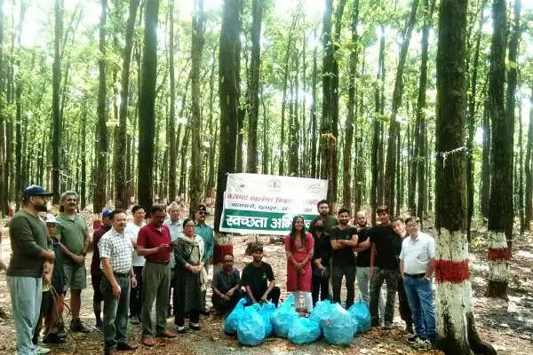 प्राकृतिक सौंदर्य से परिपूर्ण रमणीक स्थल पर गंदगी, श्रमदान कर स्वच्छता का दिया संदेश