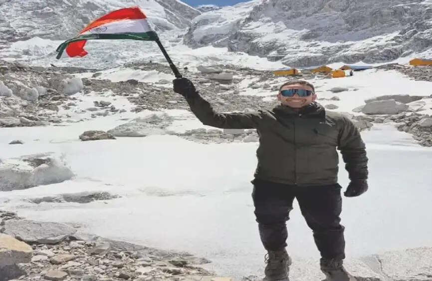 पूर्व विधायक कुणाल षाड़ंगी ने फतह किया माउंट एवरेस्ट बेस कैंप