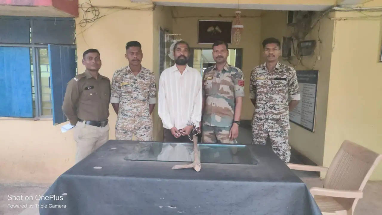 जगदलपुर : कुल्हाड़ी व चाकू लेकर लोगों को डरा धमका रहे दो आरोपित गिरफ्तार