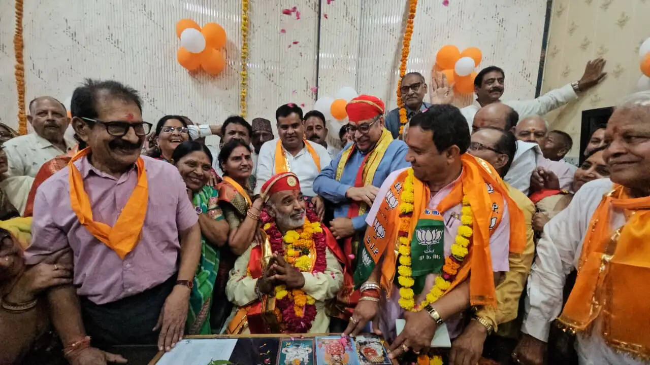 अभिजित मुहूर्त में वैदिक मंत्रोच्चार के साथ उप महापौर दिनेश भट्ट ने ग्रहण किया पदभार