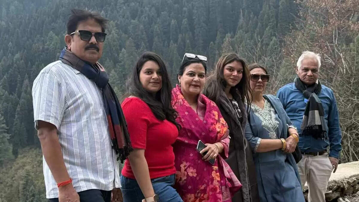 आंतकवादी हमले में मारे गए दिनेश मिरानिया की पत्नी और बच्चों से मिलकर अमित शाह ने दी सांत्वना