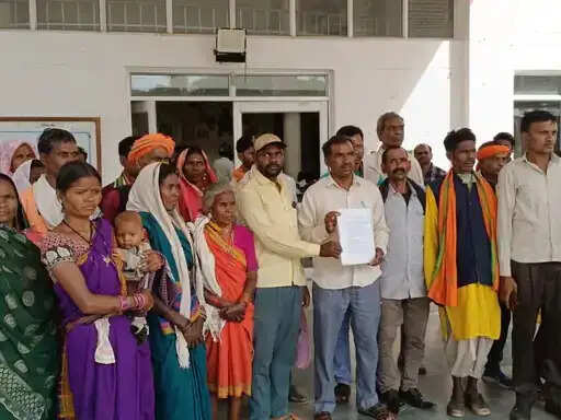 अनूपपुर: स्कूल बस की मांग लेकर जनसुनवाई में पहुचीं छात्राओं को अधिकारी ने कार्रवाई की दी चेतावनी