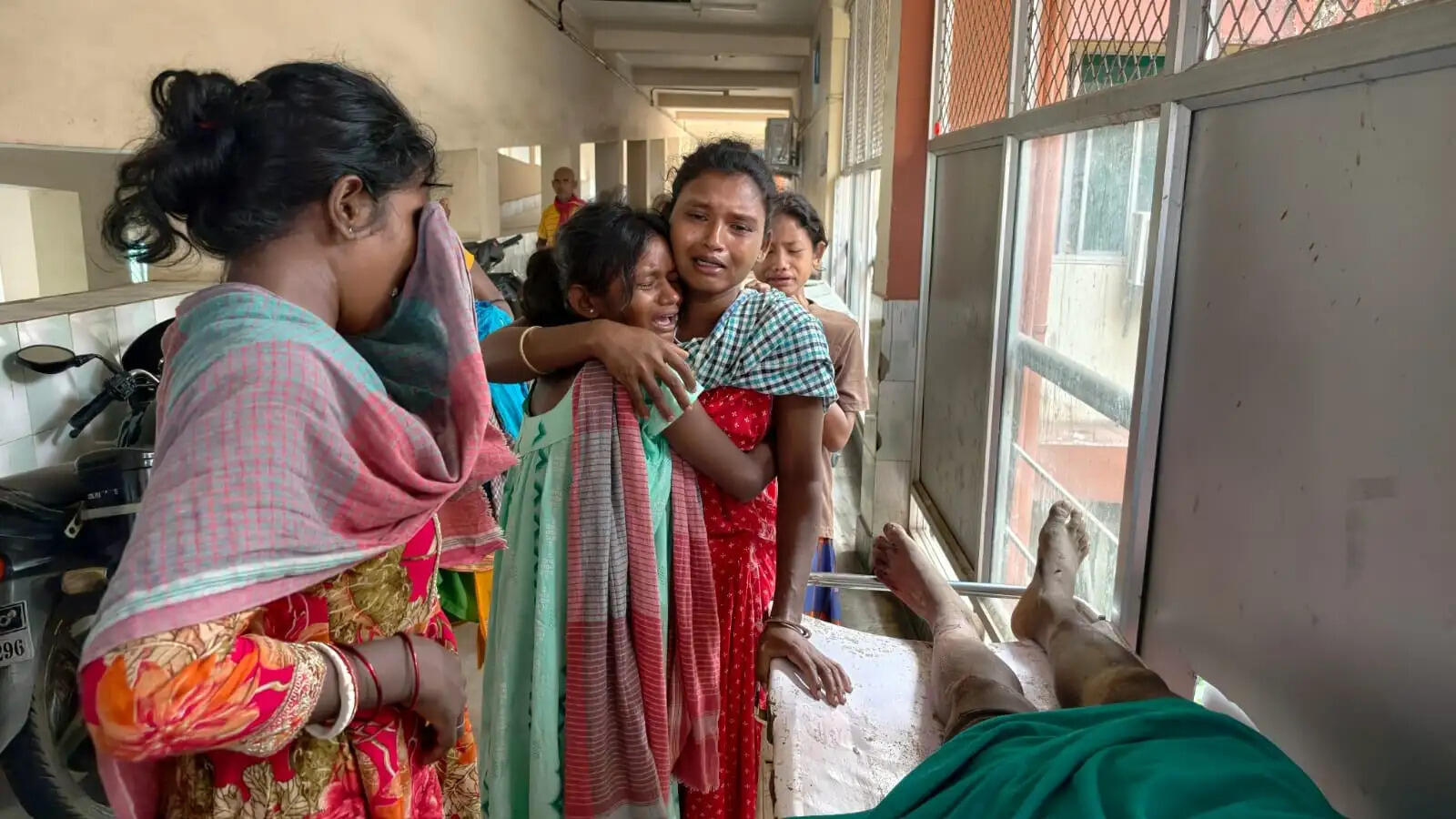 पोल से टकराया बालू लदा ट्रैक्टर, चालक की मौत