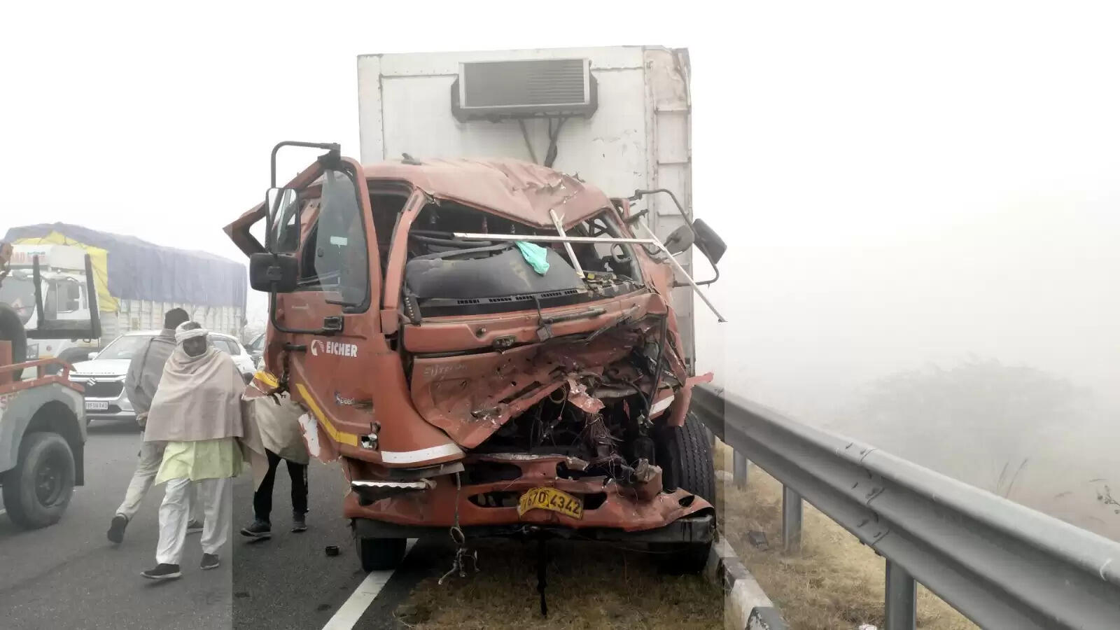 जींद : कोहरे के कहर में 152 डी टकराए कई वाहन,चार यात्री घायल