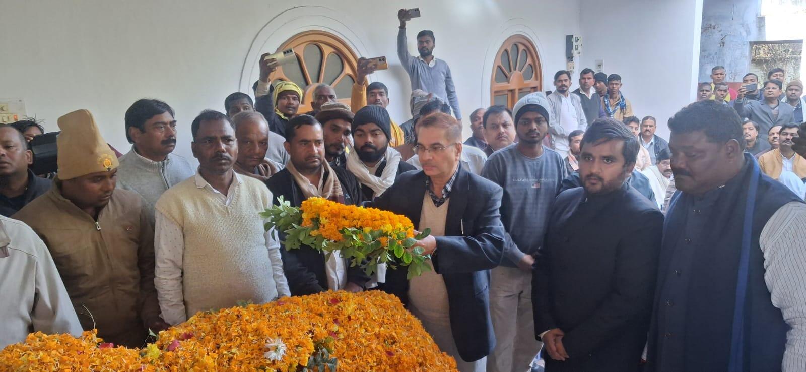 दुद्धी विधायक विजय सिंह गोंड़ को दी गई अंतिम विदाई, जुटे हजारों लोग