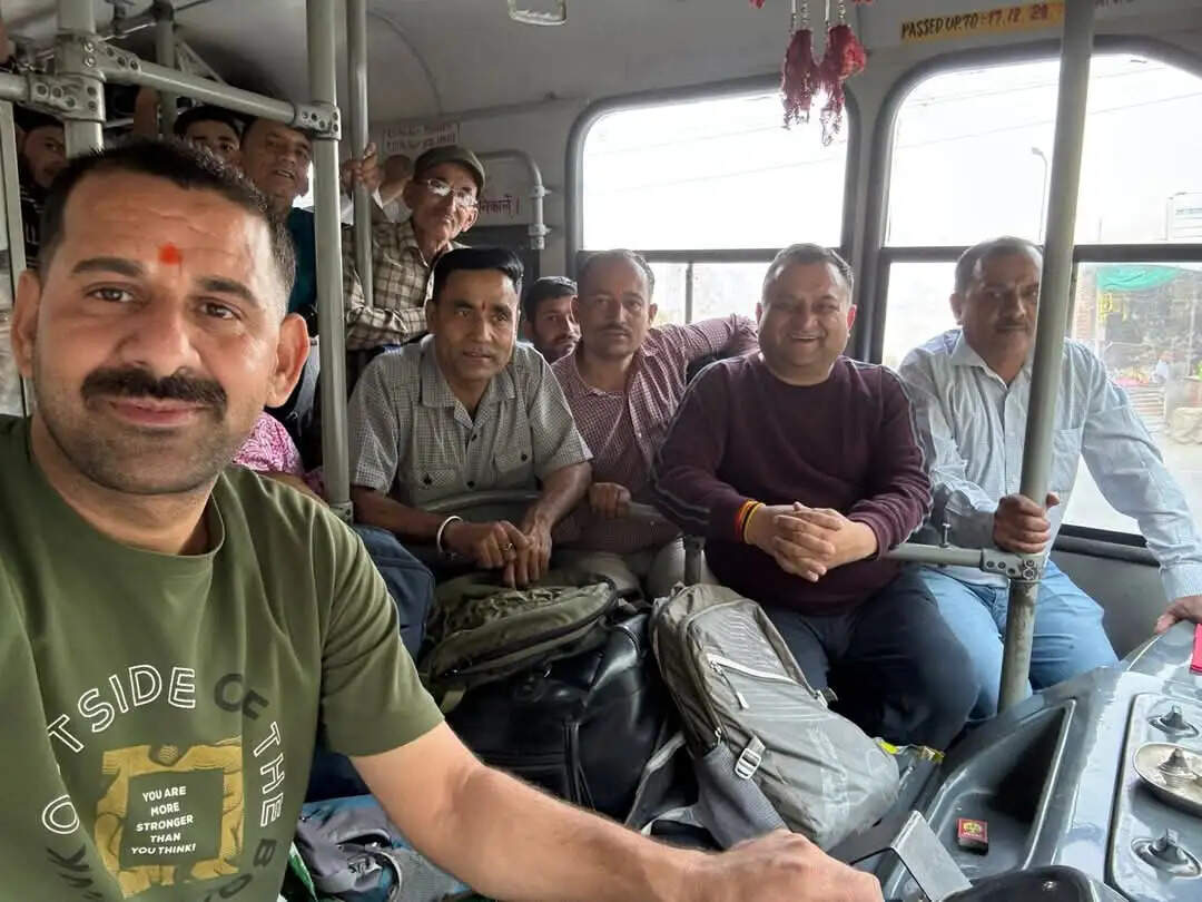 विधानसभा उपाध्यक्ष विनय कुमार ने एचआरटीसी बस में किया सफर, यात्रियों की समस्याएं भी जानी