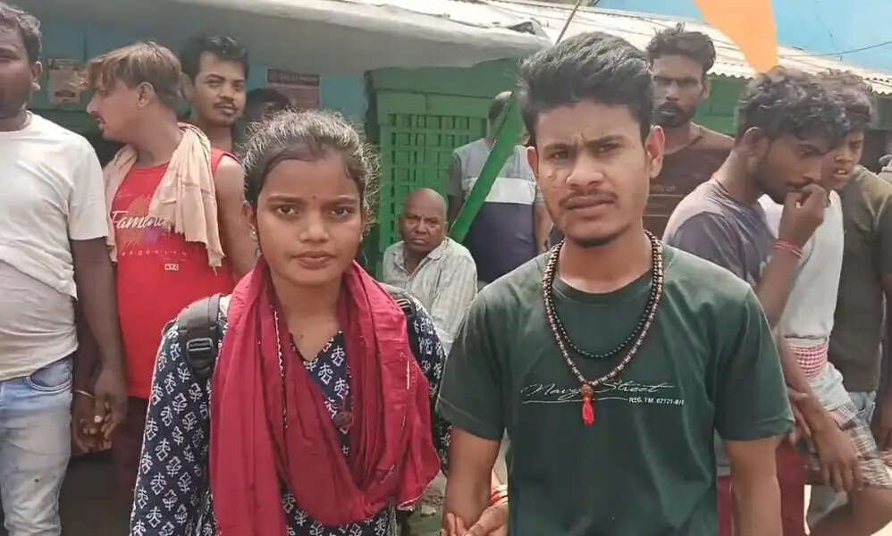 बीच सड़क पर प्रेमी जोड़े को लेकर हाई वोल्टेज ड्रामा, जांच में जुटी पुलिस