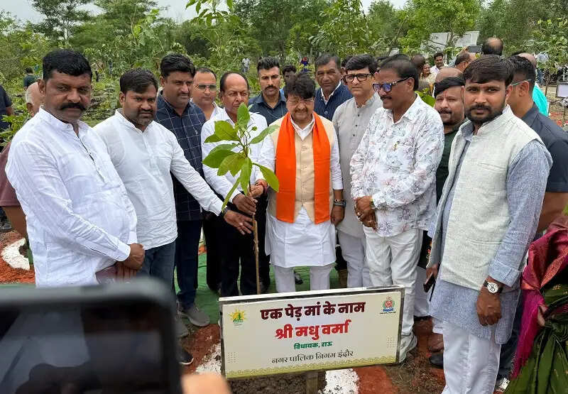 शहर के एक हजार बगीचों में 3 लाख 50 हजार वृक्ष लगाकर नगरवासियों के लिए बनाएंगे ऑक्सीजन जोन: विजयवर्गीय