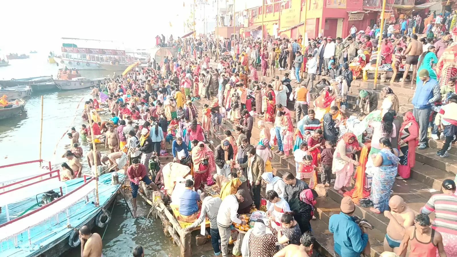 मकर संक्रांति : काशी में लाखों श्रद्धालुओं ने पुण्य सलिला गंगा में लगाई आस्था की डुबकी, किया दानपुण्य