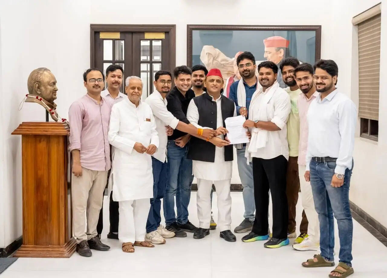 अखिलेश यादव से मिला यूपीपीएससी अभ्यर्थियों के प्रतिनिधिमंडल, समस्याओं का सौंपा ज्ञापन