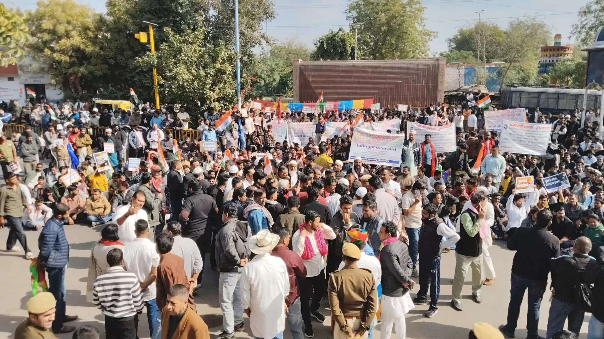 कांग्रेस ने रंगाई-छपाई इकाइयां बंद करने का जताया विरोध : पैदल मार्च निकाला