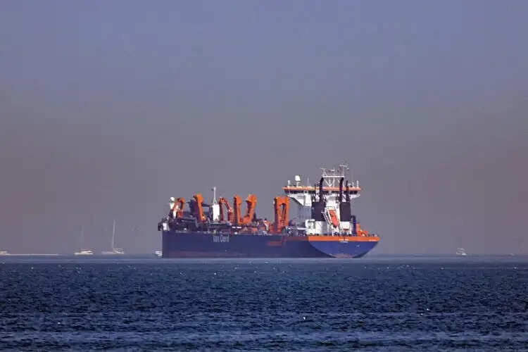 ईरान युद्ध बढ़ने से खाड़ी में सैकड़ों जहाजों ने डाला लंगर, स्ट्रेट ऑफ होरमुज पर बढ़ी चिंता