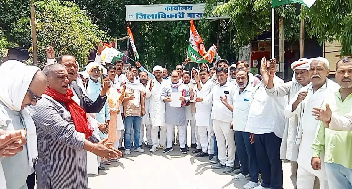 पेट्रोलियम पदार्थों की मूल्य वृद्धि के विरोध में वाराणसी में कांग्रेस ने किया प्रदर्शन
