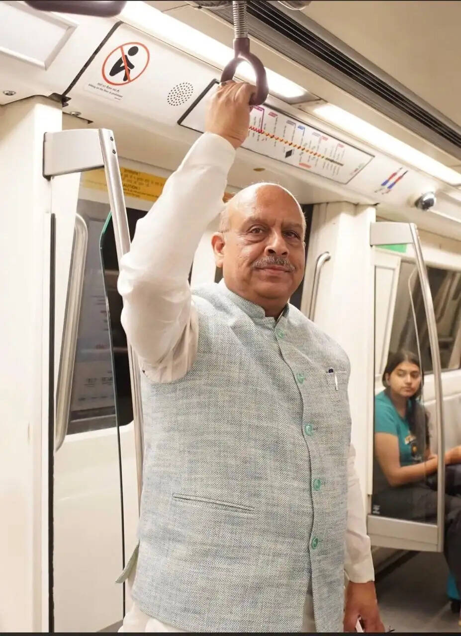 ‘मेट्रो मंडे’ अभियान से जुड़े विजेंद्र गुप्ता, मेट्रो से दिल्ली विधानसभा पहुंचे