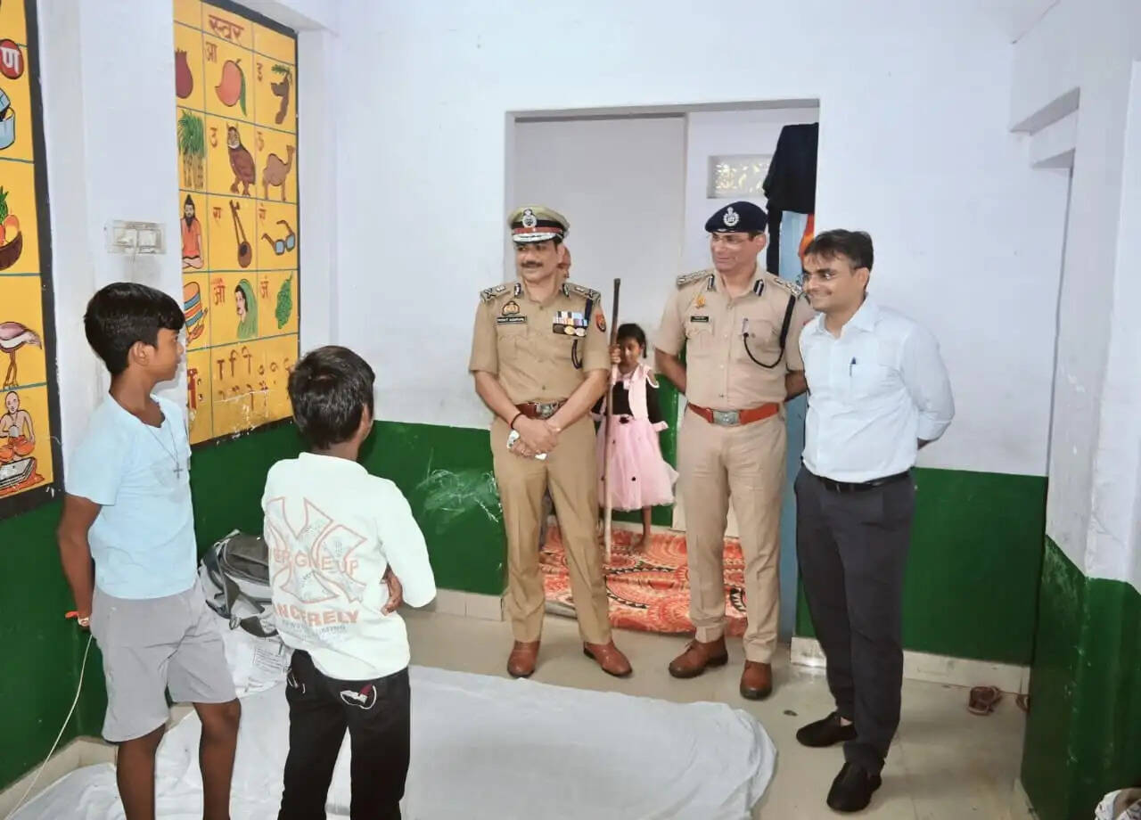 गंगा के चेतावनी बिंदु के पार होते ही जिला प्रशासन अलर्ट, पुलिस कमिश्नर-डीएम ने बाढ़ प्रभावित क्षेत्रों का लिया जायजा