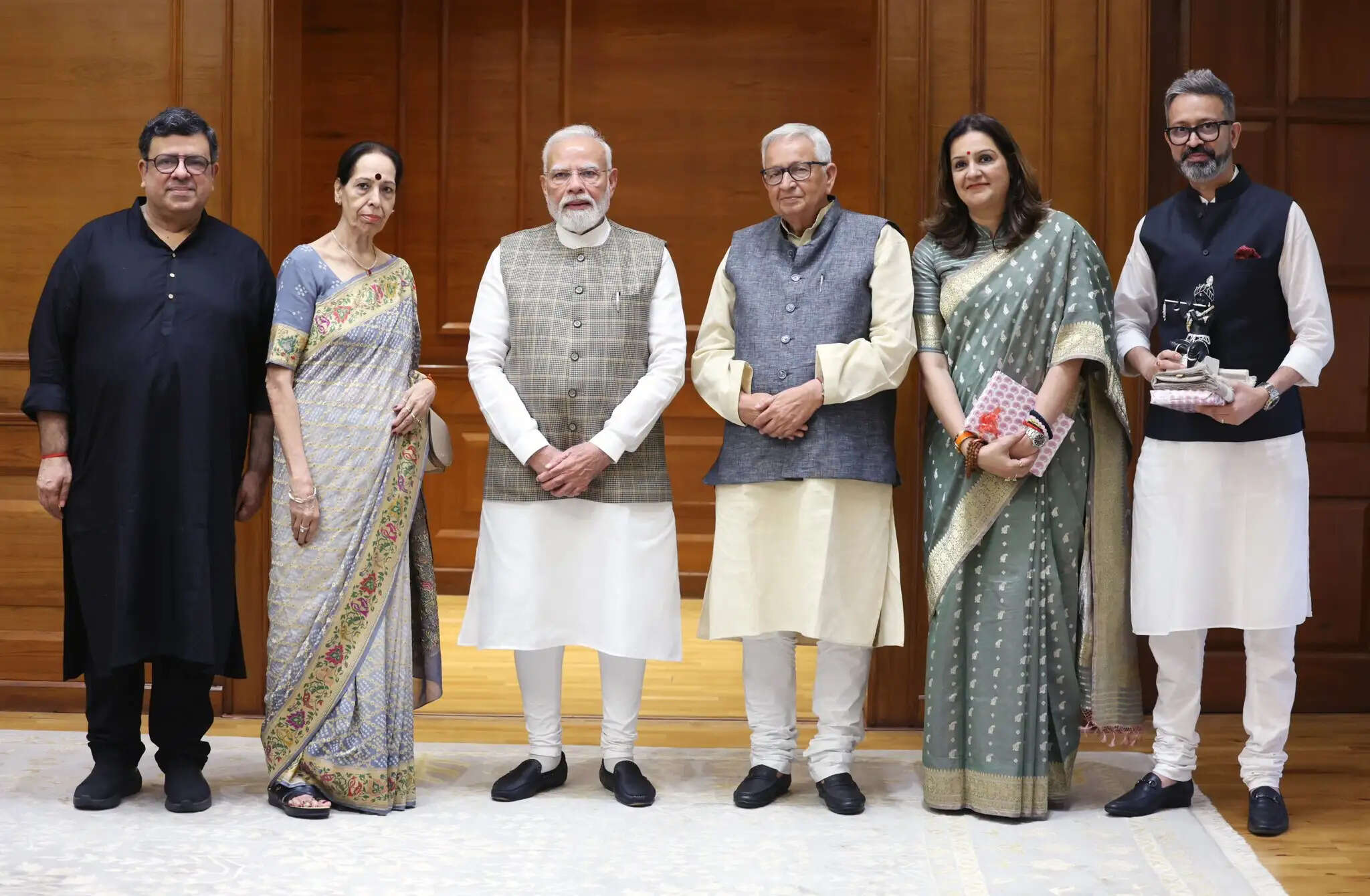 प्रियंका चतुर्वेदी के पिता ने प्रधानमंत्री मोदी को भेंट की ब्रज की सांस्कृतिक विरासत पर पुस्तक