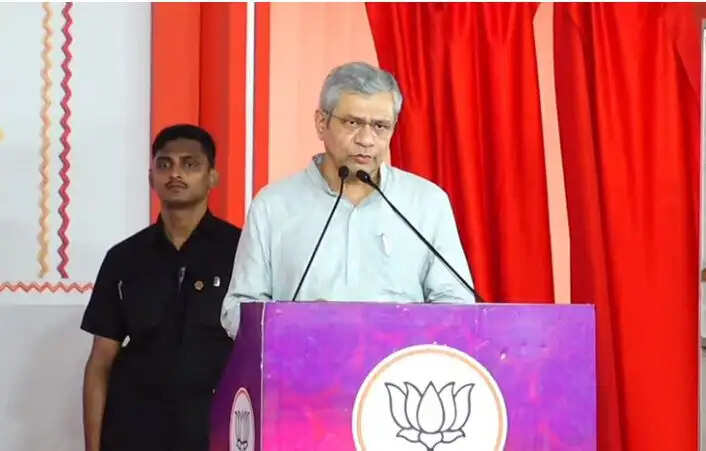 देश में इस वर्ष के अंत तक 350 रेलवे स्टेशनों का होगा नवनिर्माण : अश्विनी वैष्णव