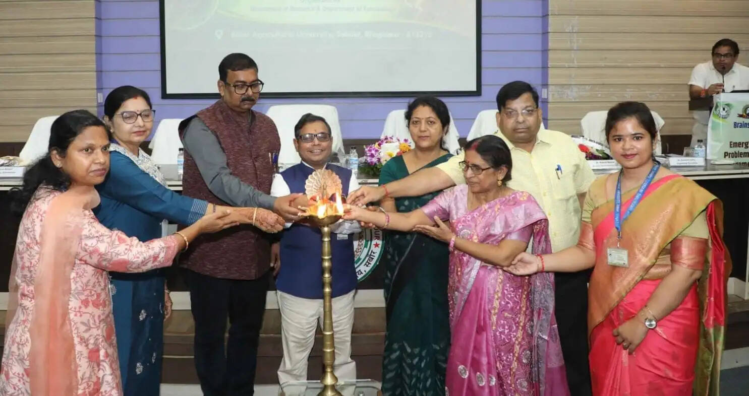 बदलते मौसम में फसलों के लिए बड़ा खतरा बन रहे सूत्रकृमी, बीएयू में विशेषज्ञों ने की चर्चा