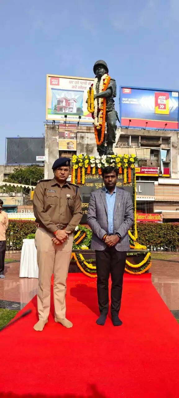 रांची के डीसी-एसएसपी ने परमवीर चक्र विजेता अल्बर्ट एक्का को दी श्रद्धांजलि