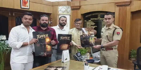 शिक्षा और युवा संगति पर आधारित शॉर्ट फिल्म टॉपर का पोस्टर रिलीज