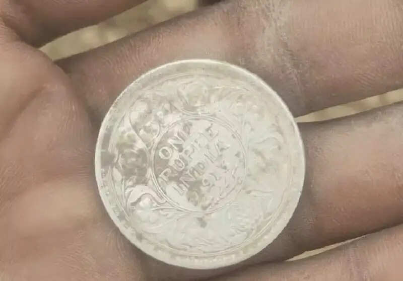 मप्र के मुरैना में ग्रीनफील्ड एक्सप्रेसवे निर्माण के दौरान खुदाई में निकले ब्रिटिशकालीन चांदी के सिक्के