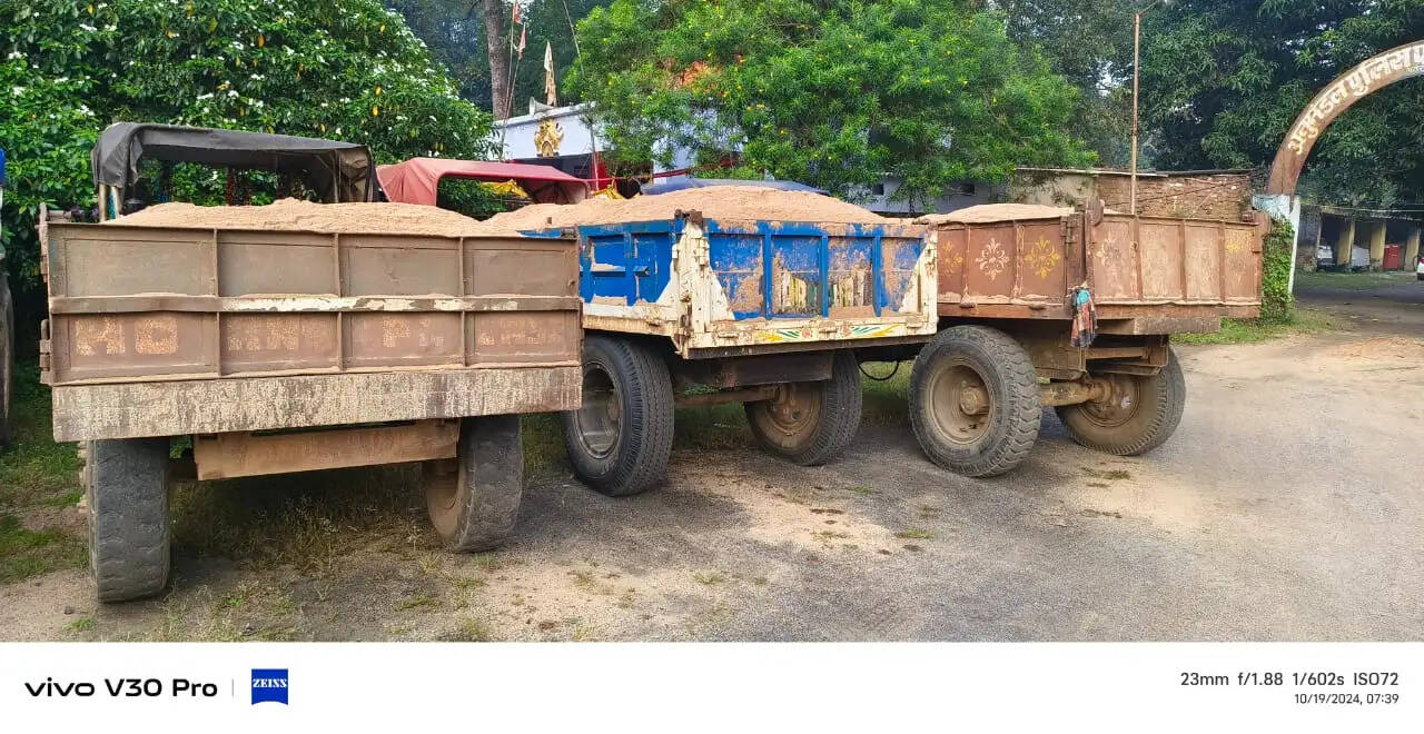 पतरातू में चल रहा था बालू का अवैध कारोबार, सात ट्रैक्टर जब्त