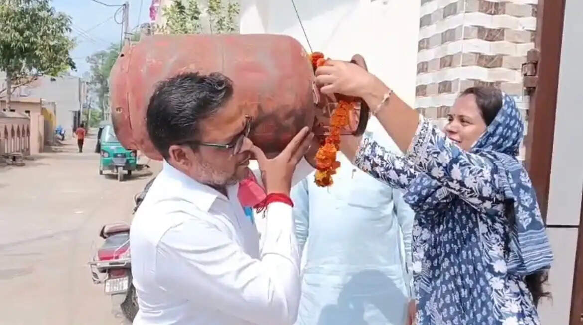 हांसी : गैस सिलेंडर मिला तो नहीं रहा परिवार की खुशी का ठिकाना, आरती उतारी