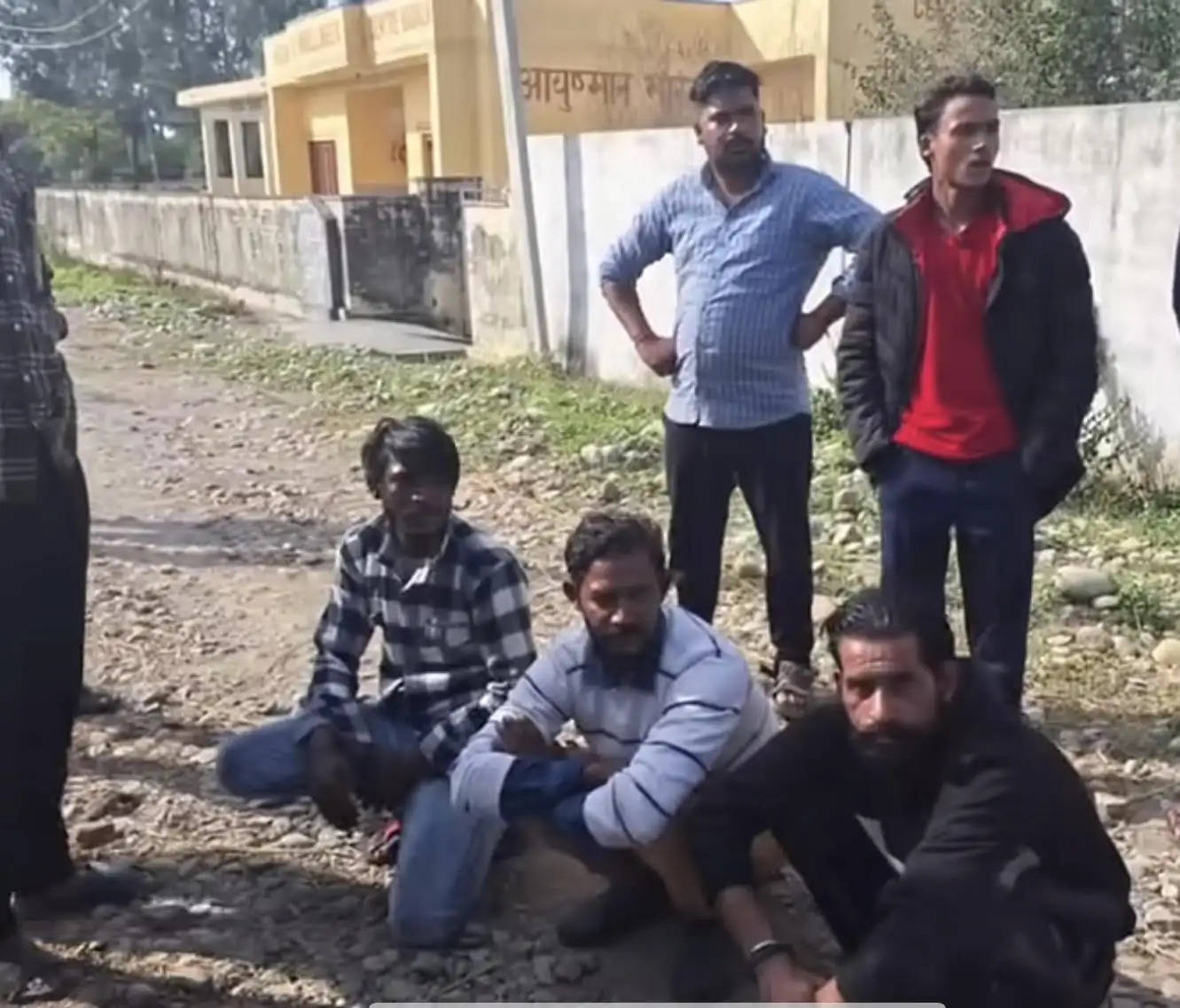 स्थानीय युवाओं ने तीन नशेड़ियों को दबोचा, किया पुलिस के हवाले