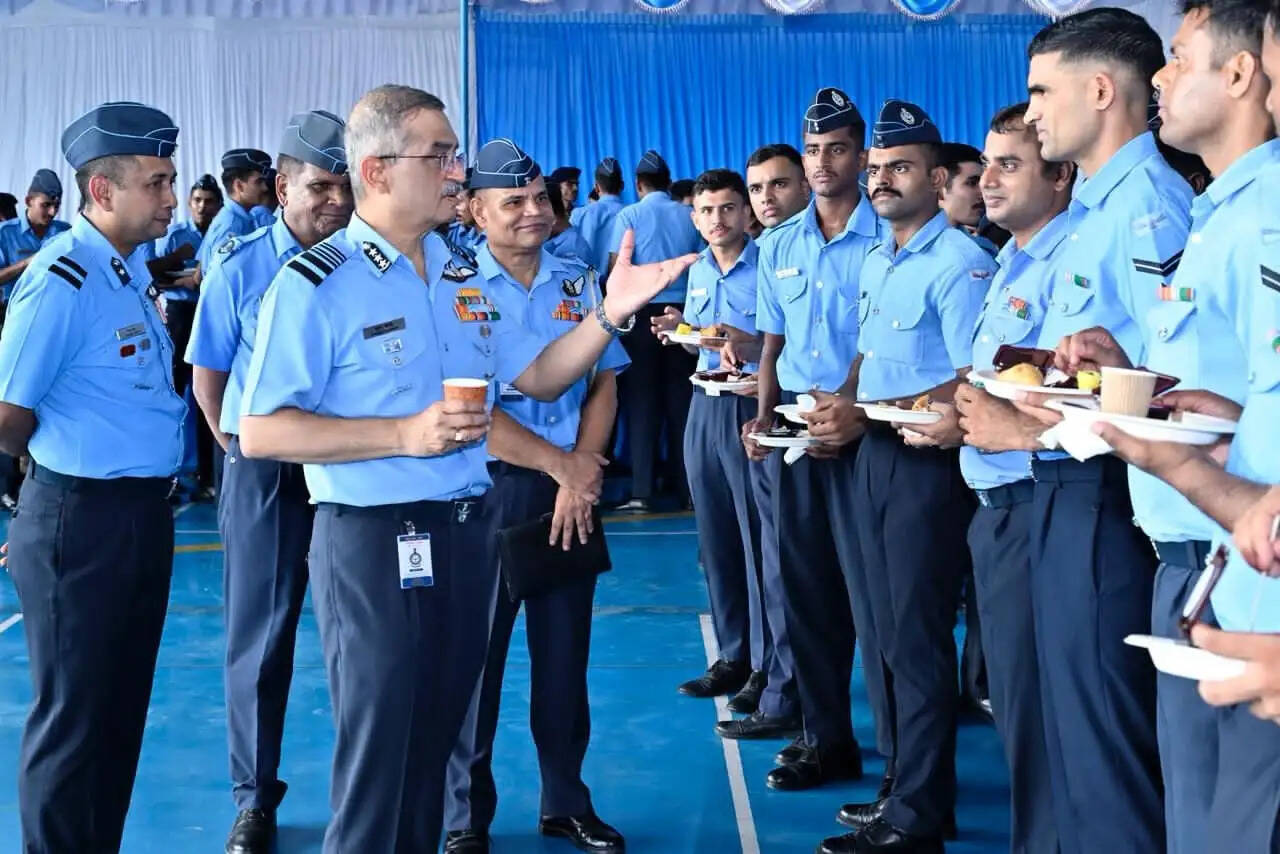 एओसी-इन-सी ने वायुसेना स्टेशन बमरौली की परिचालन तैयारियों का लिया जायजा