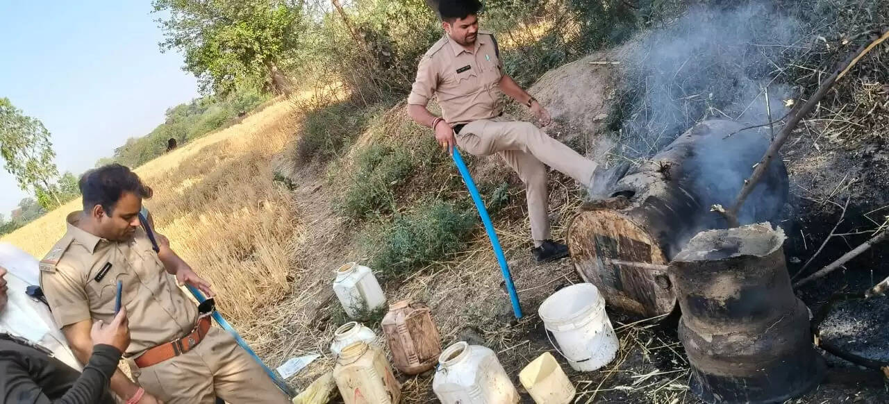 अशोकनगर: आबकारी अमले ने दबिश देकर पकड़ी तीन लाख 70 हजार रुपये कीमत की अवैध शराब