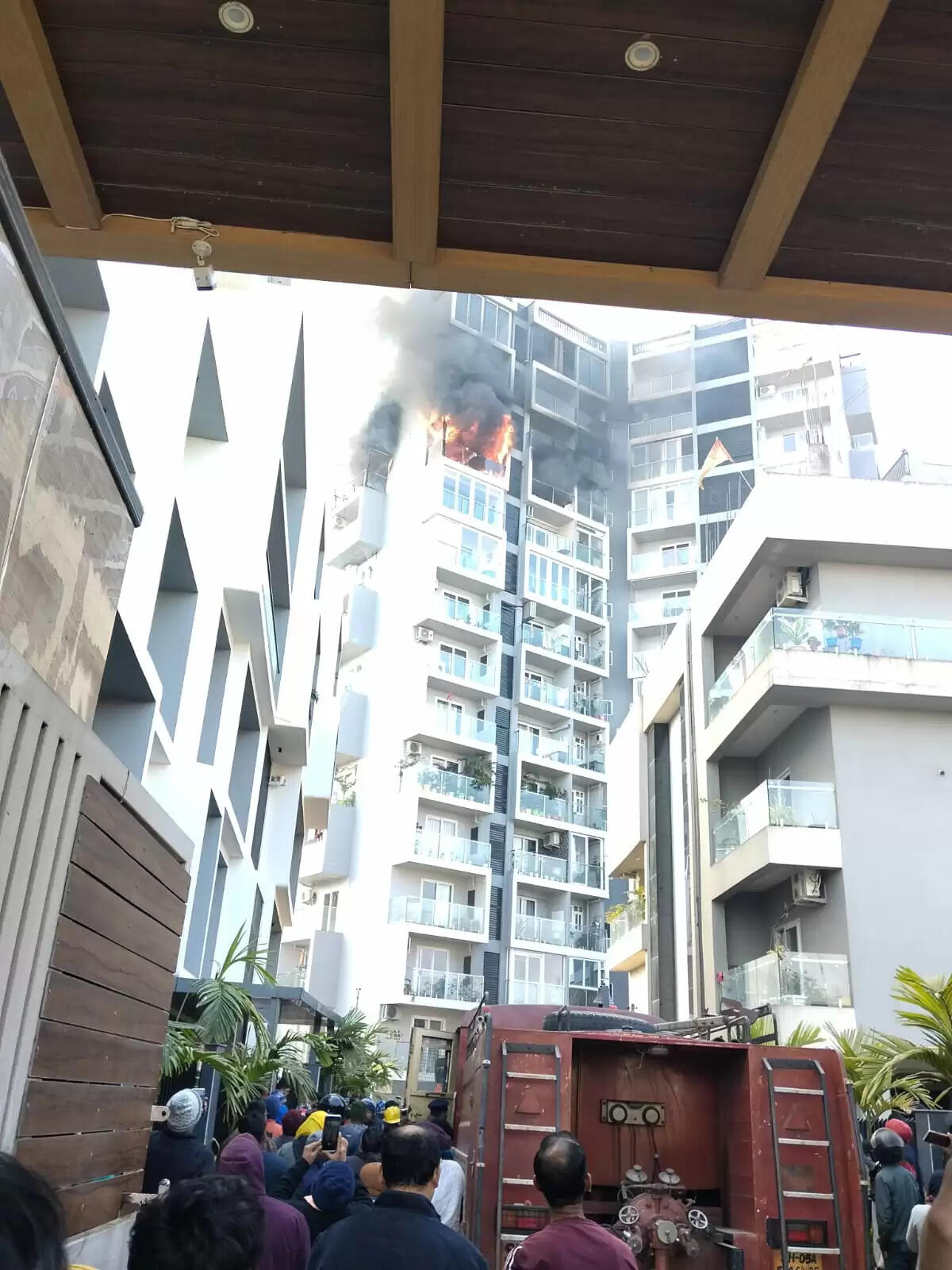 अपार्टमेंट में लगी भीषण आग, लोगों में अफरा-तफरी