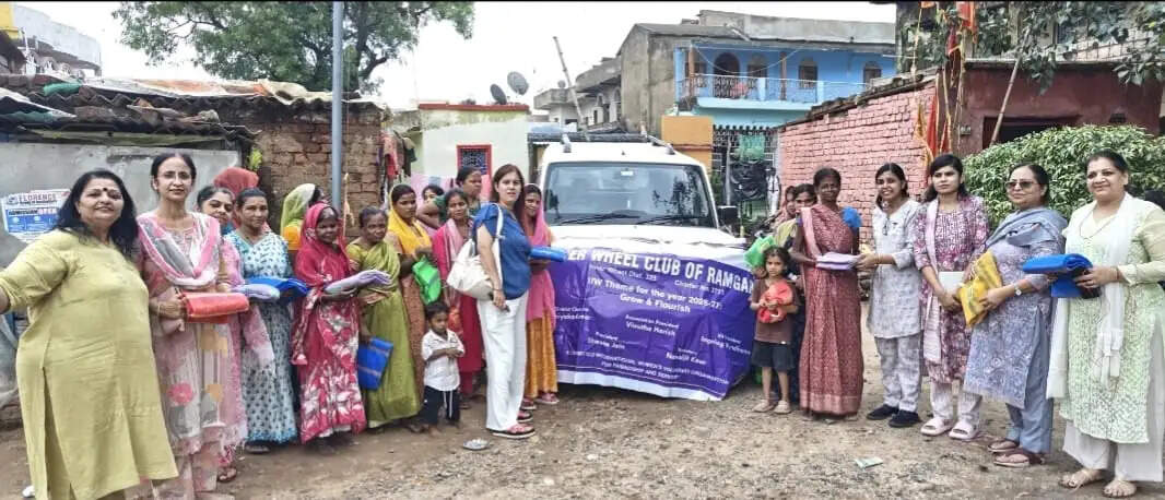 इनरव्हील क्लब ने जरूरतमंदों में किया मच्छरदानी का वितरण