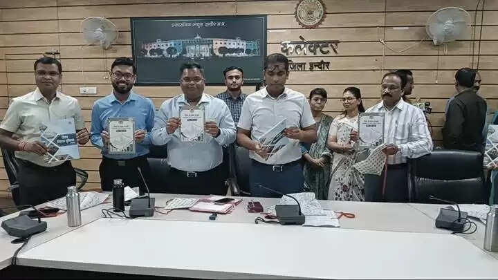 इंदौरः कलेक्टर ने किया “जिला विकास पुस्तिका 2024” का विमोचन