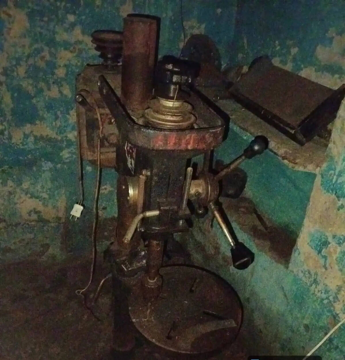 लोहे के काम करनेवाला दंपति हथियार बनाकर करता था सप्लाई, मशीन सहित कई सामान जब्त