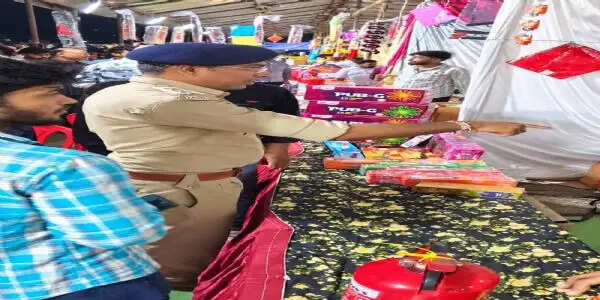 पटाखा दुकानों में सुरक्षा से समझौता नहीं, शर्तों के उल्लंघन पर निरस्त होगा लाइसेंस