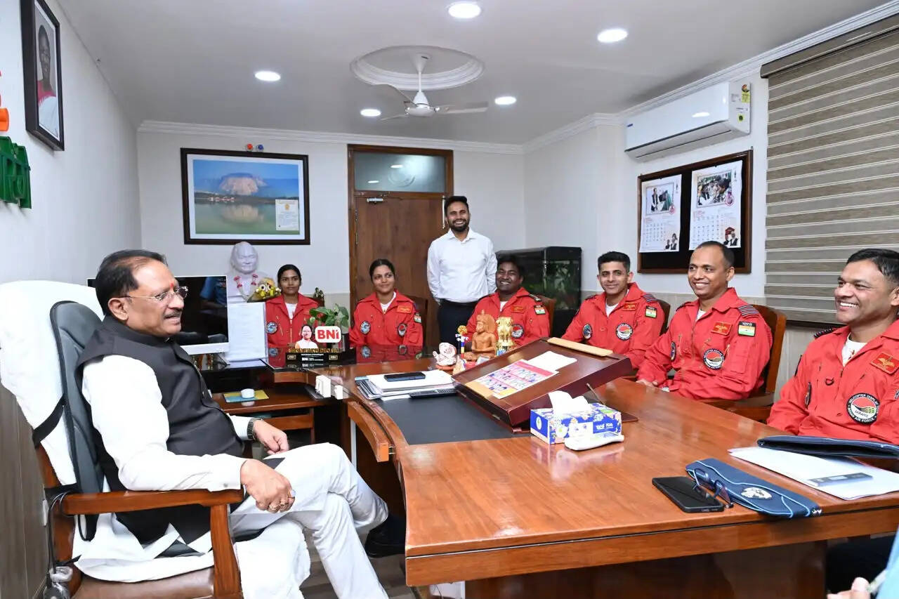 मुख्यमंत्री साय से भारतीय वायु सेना की सारंग हेलीकॉप्टर डिस्प्ले टीम ने की सौजन्य मुलाकात