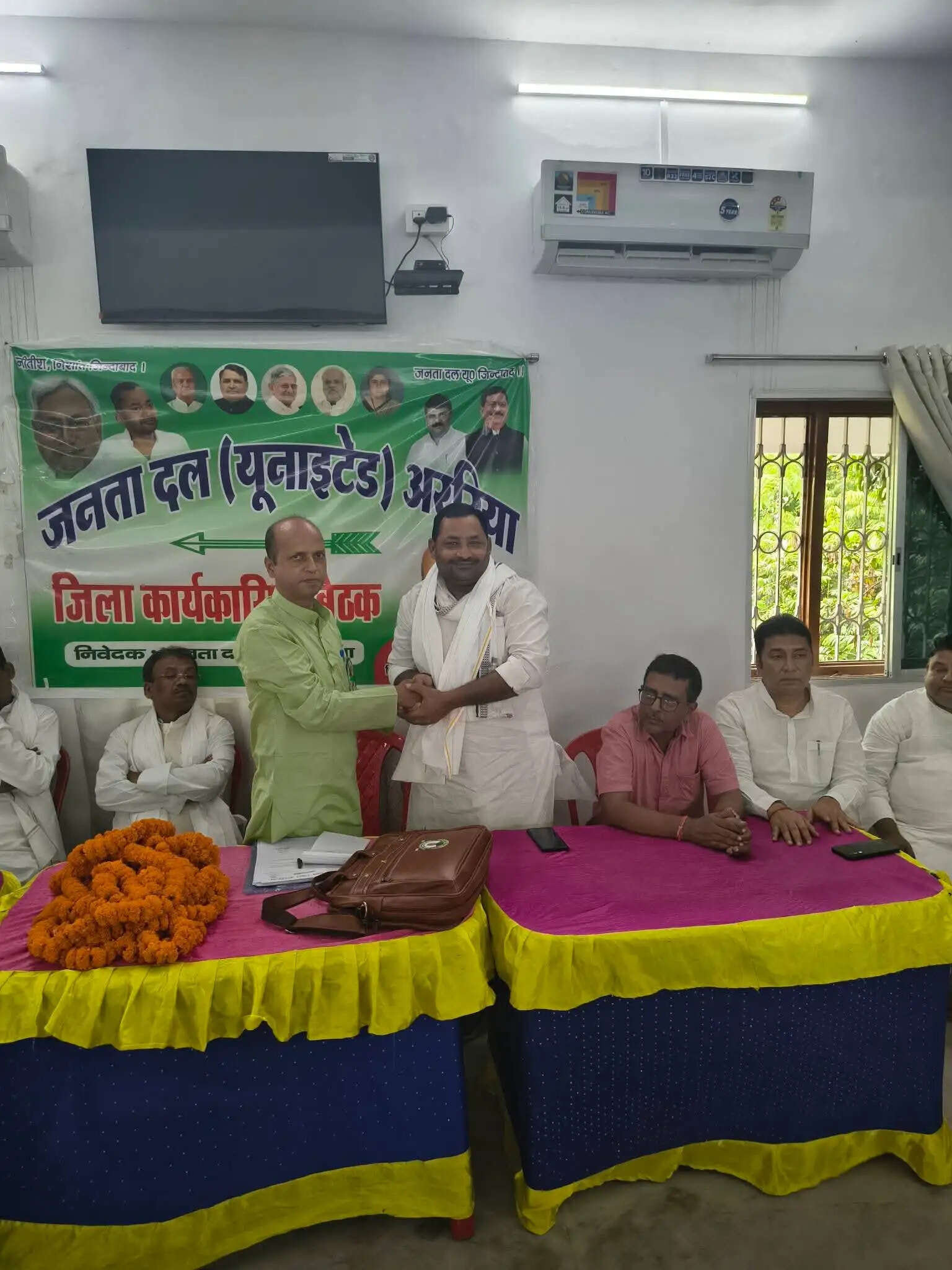 जिला जदयू कार्यकारिणी बैठक में नव मनोनीत संगठन के अधिकारियों को सौंपा गया मनोनयन पत्र