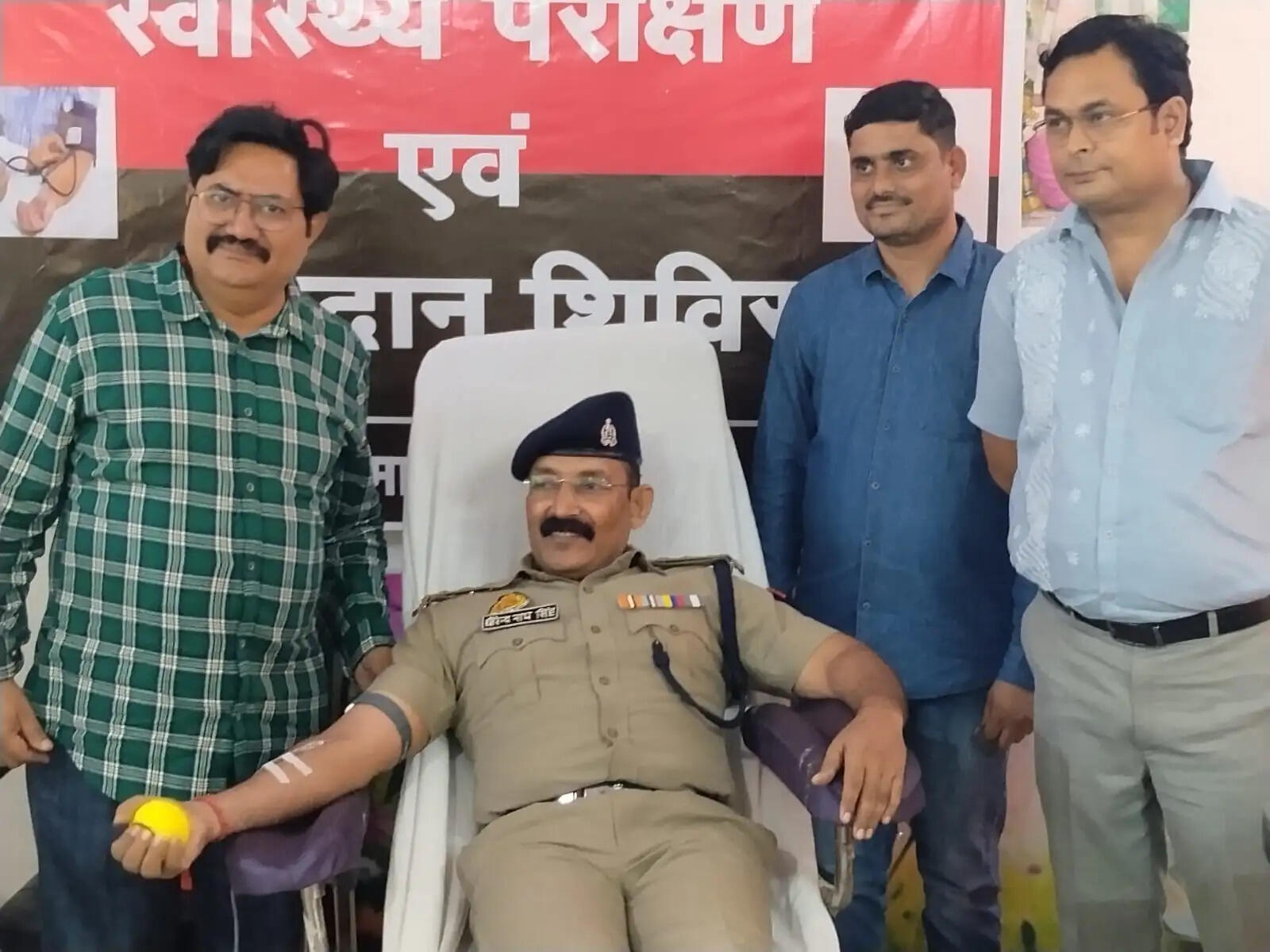 जिला कमांडेंट होमगार्ड कार्यालय में 15 लोगों ने किया रक्तदान