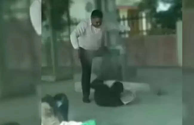 उज्जैनः नागदा रेलवे स्टेशन पर दिव्यांग को जीआरपी आरक्षक ने पीटा, वीडियो वायरल होने पर एसपी ने किया निलंबित