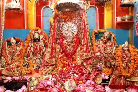 दुर्गा अष्टमी पर मंदिरों में उमड़ी श्रद्धालुओं की भीड़