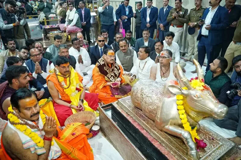 केंद्रीय मंत्री जेपी नड्डा ने किया भगवान महाकाल का अभिषेक, अन्न क्षेत्र से ग्रहण की प्रसादी