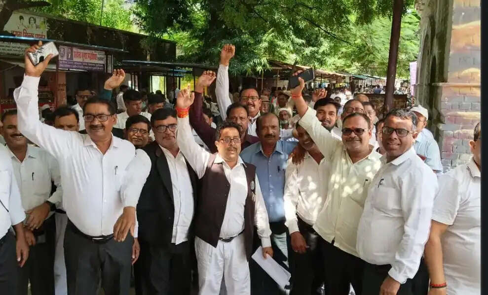 देवरिया : तहसील बार एसोसिएशन के अधिवक्ताओं ने तहसील में कथित भ्रष्टाचार और गड़बड़ियों के विरोध में प्रदर्शन किया