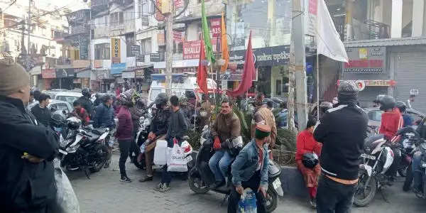 कालका-शिमला राष्ट्रीय उच्च मार्ग हुआ विरान, पम्पों पर लगी वाहनों की लंबी कतारें