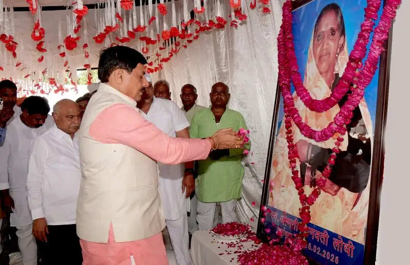 मप्रः मुख्यमंत्री ने हितानंद शर्मा की माताजी के निधन पर दी श्रद्धांजलि