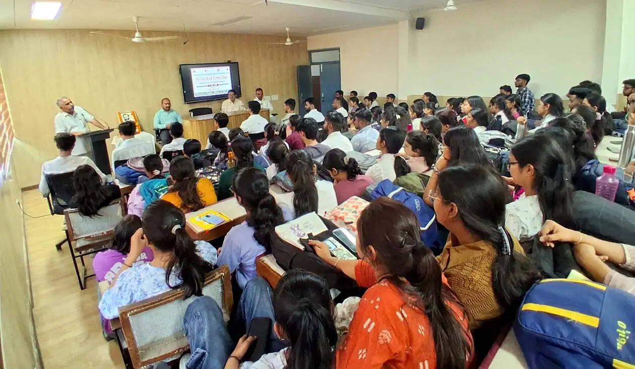 हिसार : समाज सेवा के क्षेत्र में यूथ रेड क्रॉस स्वयंसेवकों के कार्य सराहनीय : डॉ. मदन खीचड़
