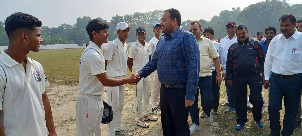 राज्य स्तरीय विद्यालय क्रिकेट अंडर-19 बालक खेल प्रतियोगिता का डीएम ने उद्घाटन किया